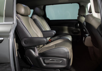 Подержанный автомобиль Kia Carnival 2024 года (10 фото)