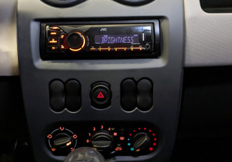 Подержанный автомобиль Renault Sandero 2013 года (15 фото)