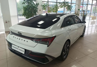 Подержанный автомобиль Hyundai Elantra Sedan 2024 года (5 фото)