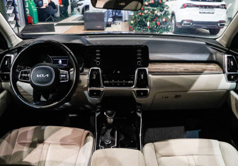 Подержанный автомобиль Kia Sorento 2023 года (9 фото)