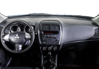 Подержанный автомобиль Mitsubishi ASX 2010 года (13 фото)