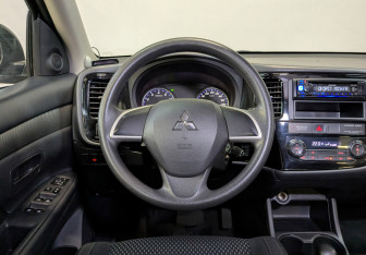 Подержанный автомобиль Mitsubishi Outlander 2016 года (22 фото)