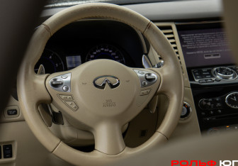 Подержанный автомобиль Infiniti QX70 2016 года (12 фото)