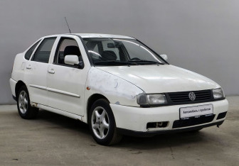 Подержанный автомобиль Volkswagen Polo Sedan 1998 года (3 фото)