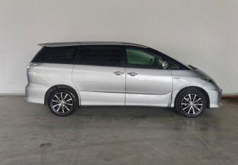 Подержанный автомобиль Toyota Estima 2012 года (8 фото)
