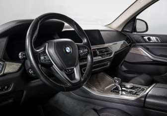 Подержанный автомобиль BMW X5 2018 года (14 фото)