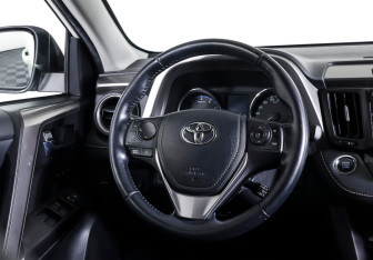 Подержанный автомобиль Toyota RAV4 2016 года (16 фото)