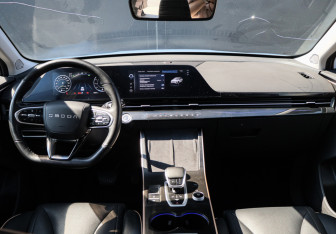Подержанный автомобиль Omoda C5 2023 года (11 фото)