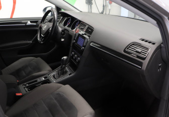 Подержанный автомобиль Volkswagen Golf Hatchback 2015 года (21 фото)
