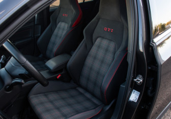 Подержанный автомобиль Volkswagen Golf GTI Hatchback 2021 года (12 фото)