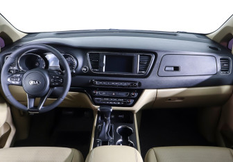 Подержанный автомобиль Kia Carnival 2020 года (15 фото)