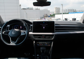 Подержанный автомобиль Volkswagen Tiguan 2023 года (13 фото)