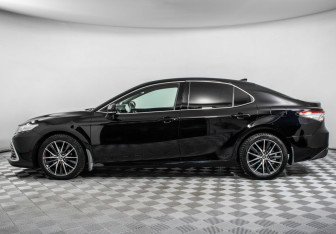 Подержанный автомобиль Toyota Camry Sedan 2021 года (8 фото)