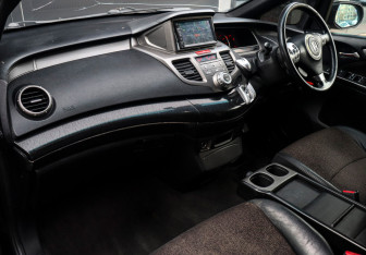 Подержанный автомобиль Honda Odyssey Compactvan 2004 года (9 фото)