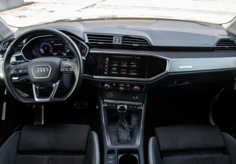 Подержанный автомобиль Audi Q3 2021 года (17 фото)