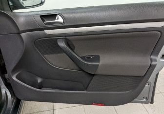Подержанный автомобиль Volkswagen Jetta Sedan 2010 года (18 фото)