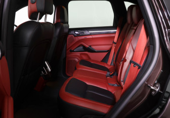 Подержанный автомобиль Porsche Cayenne 2015 года (11 фото)