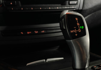 Подержанный автомобиль BMW X5 2011 года (15 фото)