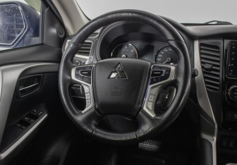 Подержанный автомобиль Mitsubishi Pajero Sport 2019 года (13 фото)