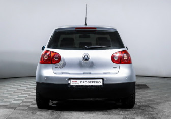 Подержанный автомобиль Volkswagen Golf Hatchback 2005 года (6 фото)