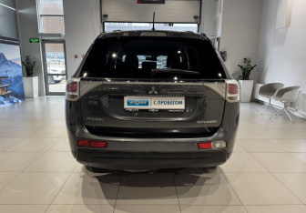 Подержанный автомобиль Mitsubishi Outlander 2013 года (5 фото)