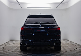 Подержанный автомобиль BMW X7 2021 года (5 фото)