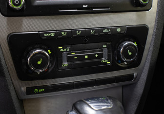 Подержанный автомобиль Skoda Octavia Liftback 2012 года (17 фото)