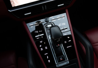 Подержанный автомобиль Porsche Cayenne 2018 года (25 фото)