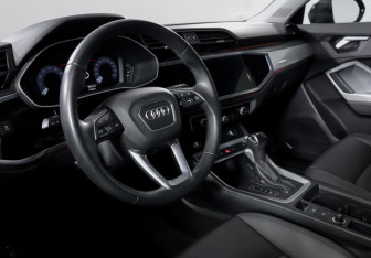 Подержанный автомобиль Audi Q3 2021 года (6 фото)