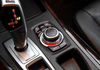 Подержанный автомобиль BMW X5 2010 года (18 фото)