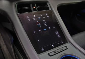 Подержанный автомобиль Porsche Taycan 2021 года (18 фото)