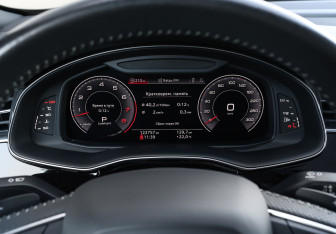 Подержанный автомобиль Audi Q8 2018 года (13 фото)