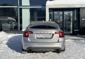 Подержанный автомобиль Volvo S60 2012 года (6 фото)