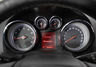 Подержанный автомобиль Opel Astra Sedan 2013 года (12 фото)