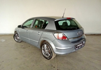 Подержанный автомобиль Opel Astra Hatchback 2009 года (4 фото)