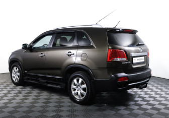 Подержанный автомобиль Kia Sorento 2010 года (7 фото)