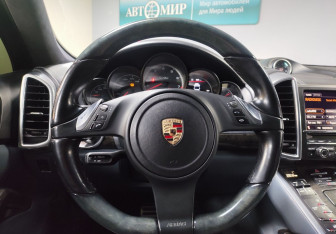 Подержанный автомобиль Porsche Cayenne 2012 года (15 фото)