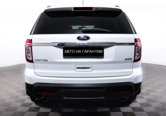 Подержанный автомобиль Ford Explorer 2015 года (6 фото)