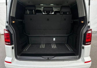 Подержанный автомобиль Volkswagen Multivan 2017 года (15 фото)