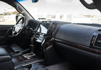 Подержанный автомобиль Toyota Land Cruiser Suv 2012 года (14 фото)