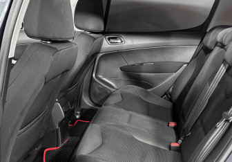 Подержанный автомобиль Peugeot 308 Hatchback 2013 года (12 фото)