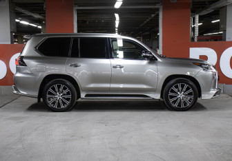 Подержанный автомобиль Lexus LX 2017 года (4 фото)