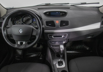 Подержанный автомобиль Renault Fluence 2011 года (13 фото)