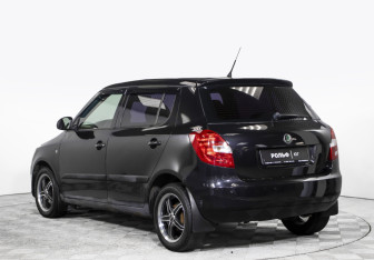 Подержанный автомобиль Skoda Fabia Hatchback 2010 года (7 фото)