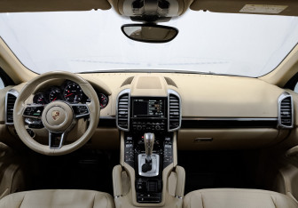 Подержанный автомобиль Porsche Cayenne 2015 года (14 фото)