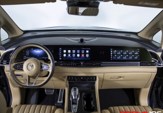 Подержанный автомобиль Voyah Dream 2023 года (14 фото)