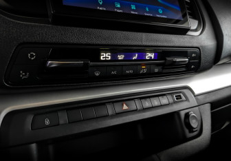 Подержанный автомобиль Peugeot Traveller 2021 года (27 фото)