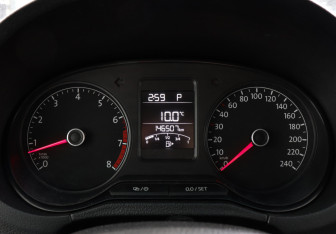 Подержанный автомобиль Volkswagen Polo Sedan 2015 года (7 фото)