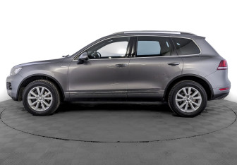 Подержанный автомобиль Volkswagen Touareg 2013 года (8 фото)