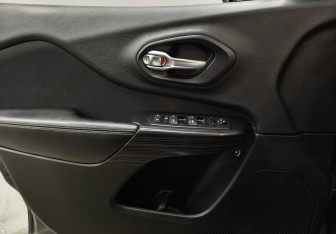 Подержанный автомобиль Jeep Cherokee 2014 года (15 фото)